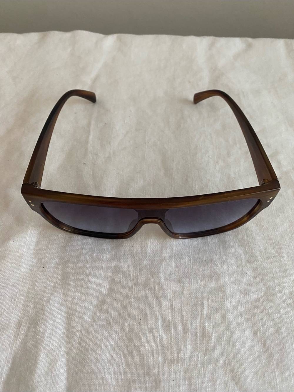 Anthropologie Brown Tortoiseshell Shield Sunglasses with Gradient Smoke Lenses - Picture 4 of 16